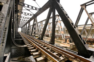 Tren geçerken bir satýr kırsal Tayland.