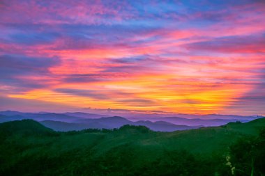 Sabah güneş doğuyor.