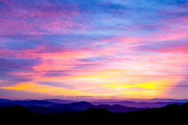 Sabah güneş doğuyor.