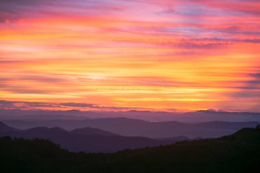 Sabah güneş doğuyor.
