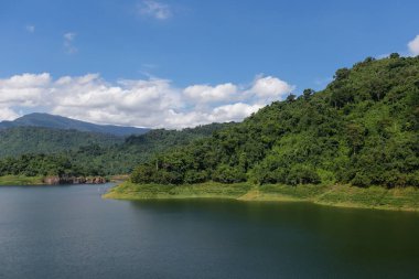 Güzel manzara Khundanprakarnchon Barajı, Tayland
