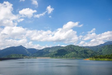 Güzel manzara Khundanprakarnchon Barajı, Tayland