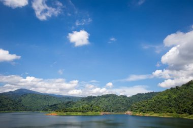 Güzel manzara Khundanprakarnchon Barajı, Tayland