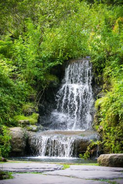 Doğal kayaların üzerinde çağlayan güzel şelale, peyzaj elementi 