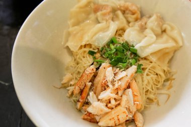 Yumurta, salata, sosis ve kızarmış domuz eti ile kuru sarı erişte