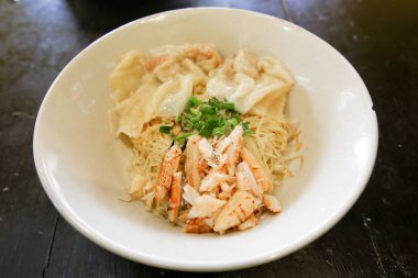 Yumurta, salata, sosis ve kızarmış domuz eti ile kuru sarı erişte