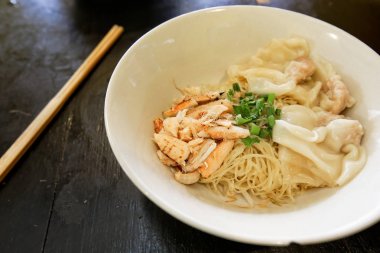 Yumurta, salata, sosis ve kızarmış domuz eti ile kuru sarı erişte