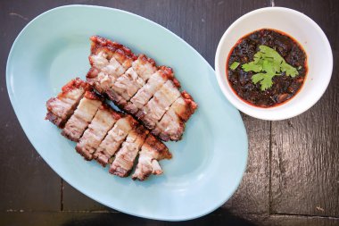 derin kızarmış domuz eti Karaciğer sosu ile