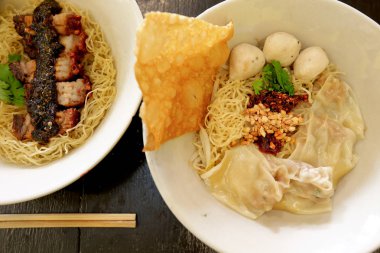 Yumurta, salata, sosis ve kızarmış domuz eti ile kuru sarı erişte