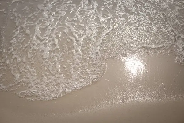 Μαλακό Κύμα Της Θάλασσας Στην Αμμώδη Παραλία — Φωτογραφία Αρχείου