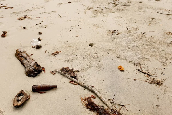 Kumlu sahilde denizin yumuşak dalgası