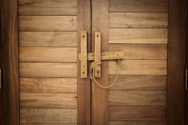 古い木製ドアのロックと木製のラッチ — ストック写真