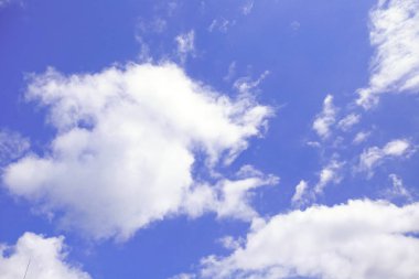 kabarık beyaz bulutlar gökyüzü arka plan 