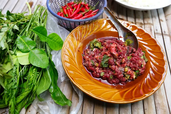 Çiğ dana baharatlı kıyma salatası, Kuzeydoğu Tayland yerel gıda.