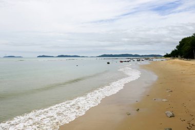 Kumlu sahilde denizin yumuşak dalgası