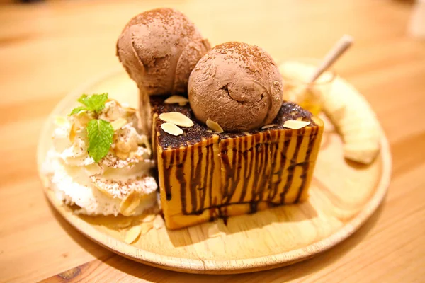 Pan Tostado Pudín Con Helado —  Fotos de Stock