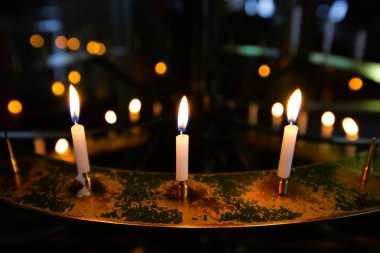 Karanlıkta mum ışığı 