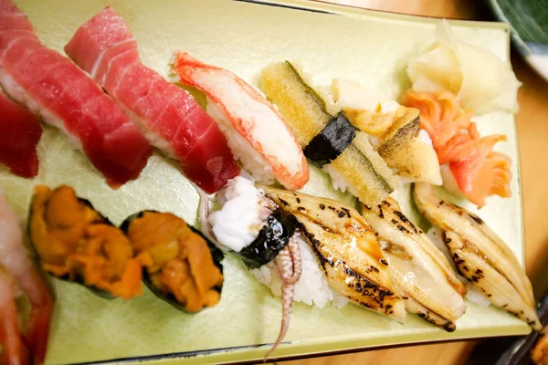 Sushi-Teller im asiatischen Restaurant — Stockfoto