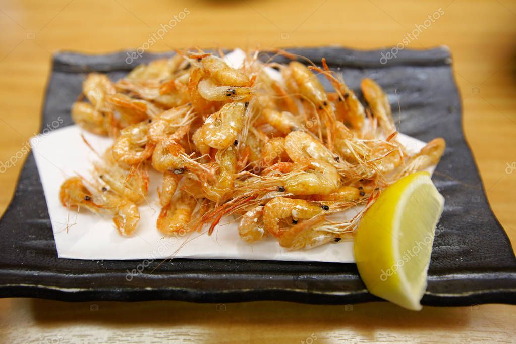 camarones fritos de agua dulce, kawaebi no karaage, comida japonesa 2022