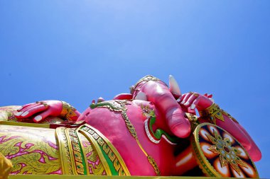 Ganesh büyük heykel pembe renk mavi gökyüzü uyku wat saman, chachoengsao, thailand