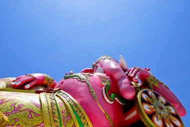 Ganesh büyük heykel pembe renk mavi gökyüzü uyku wat saman, chachoengsao, thailand