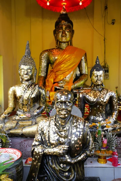 Estátuas de Buda de Ouro em um templo budista tailandês — Fotografia de Stock