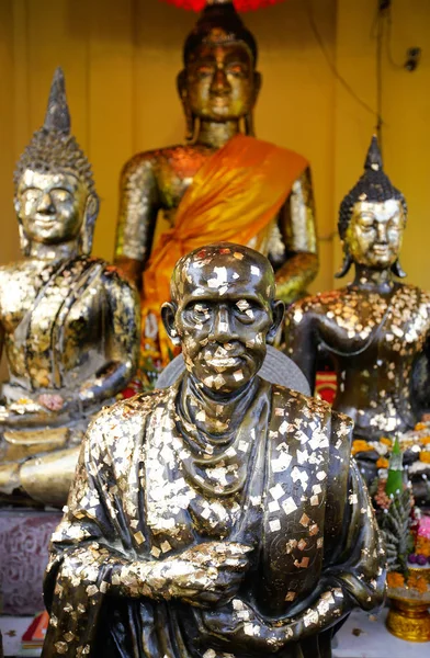 Estátuas de Buda de Ouro em um templo budista tailandês — Fotografia de Stock