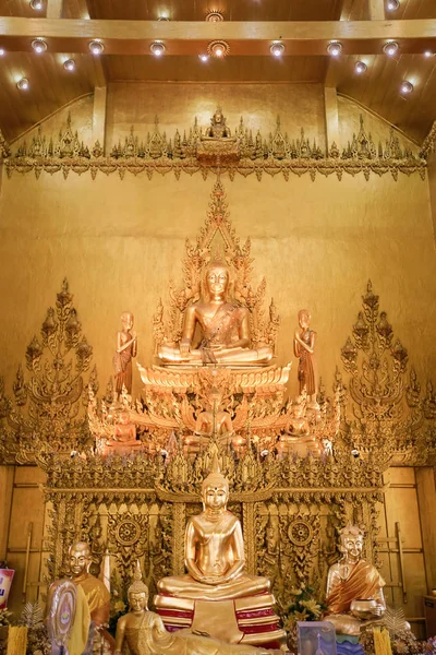 Statues de Bouddha dorées dans le temple bouddhiste — Photo