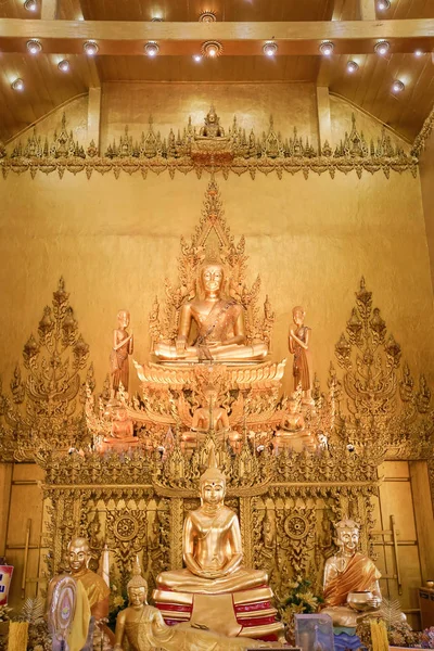 बौद्ध मंदिरात सोनेरी बुद्ध पुतळे — स्टॉक फोटो, इमेज