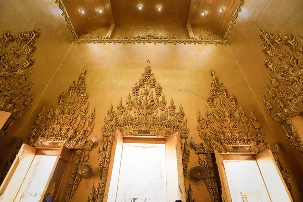 Budist tapınağı golded Buda heykelleri