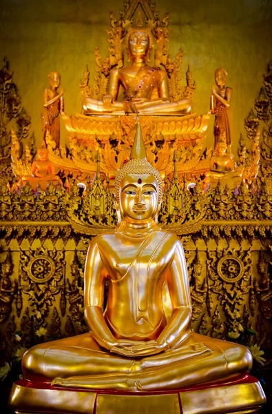 Golded Buddha statues in Buddhist temple — Stock Photo, Image