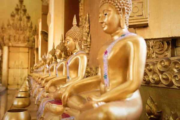 Golded buddha statyer i buddhistiska tempel — Stockfoto