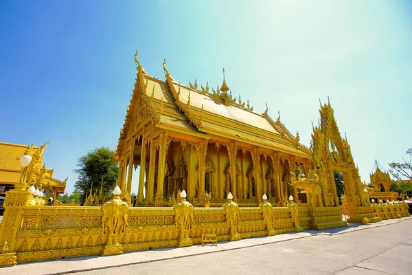 Iglesia de color oro de Wat Pak Nam Jolo- Bang Khla Chachoengsao —  Fotos de Stock