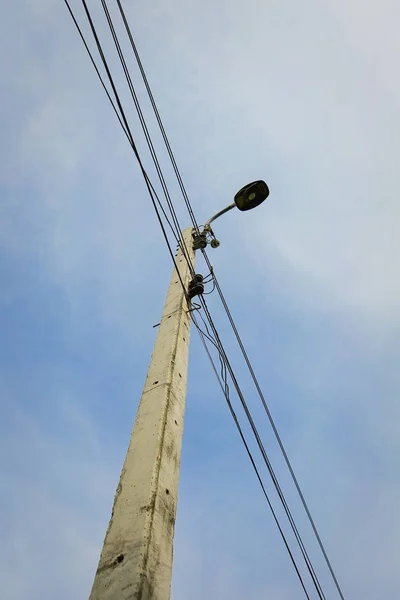 Postes de electricidad en el cielo colorido al atardecer — Foto de Stock