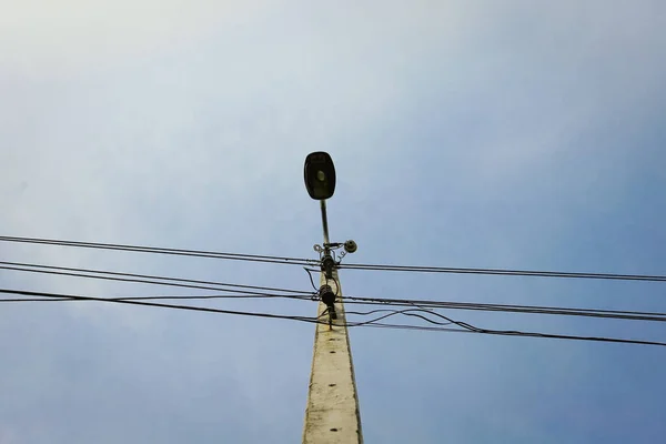 Электрические столбы на красочном небе на закате — стоковое фото