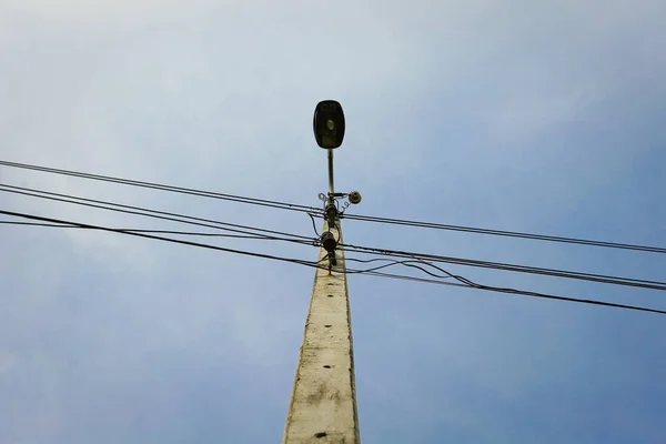 Poteaux électriques sur ciel coloré au coucher du soleil — Photo