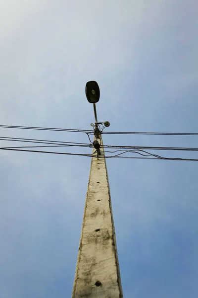 Электрические столбы на красочном небе на закате — стоковое фото
