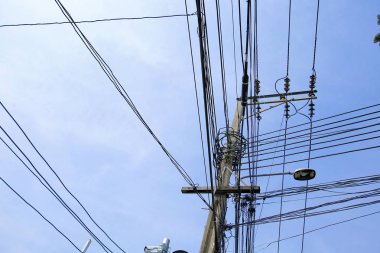 Güneş batarken gökyüzünde elektrik direkleri