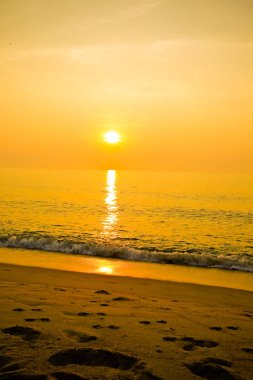 Alacakaranlık bulut üzerinden günbatımı 