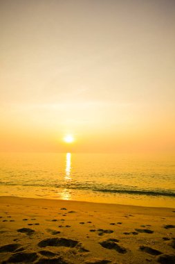 Alacakaranlık bulut üzerinden günbatımı 