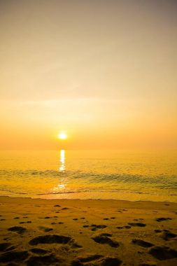 Alacakaranlık bulut üzerinden günbatımı 