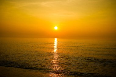 Alacakaranlık bulut üzerinden günbatımı 