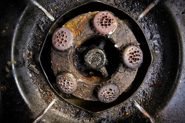 Oude vuile gasfornuis in keuken — Stockfoto