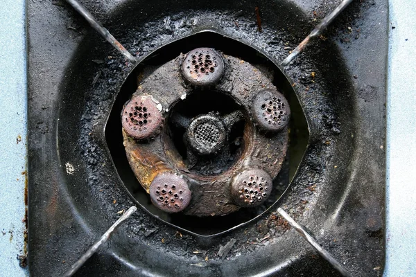 Oude vuile gasfornuis in keuken — Stockfoto