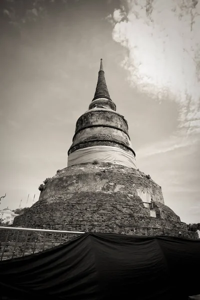 Um pagode velho no templo antigo na Tailândia — Fotografia de Stock