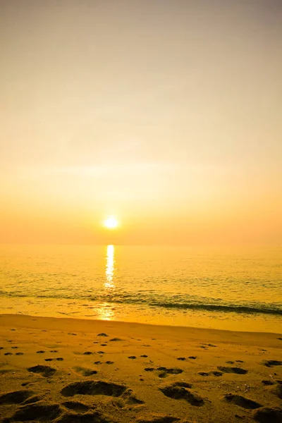 夕阳笼罩着黄昏的云彩 — 图库照片