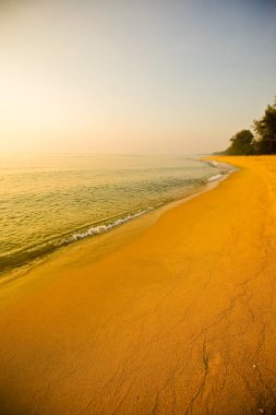 Sahilde muhteşem yaz gün batımı görünümü