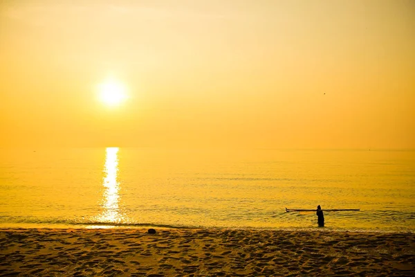 Incredibile vista sul tramonto estivo sulla spiaggia — Foto Stock