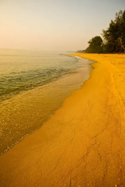 Increíble vista al atardecer de verano en la playa — Foto de Stock