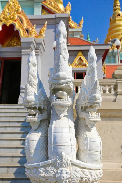 Estatua de Naga frente al castillo de oro de estilo tailandés, Tailandia . —  Fotos de Stock